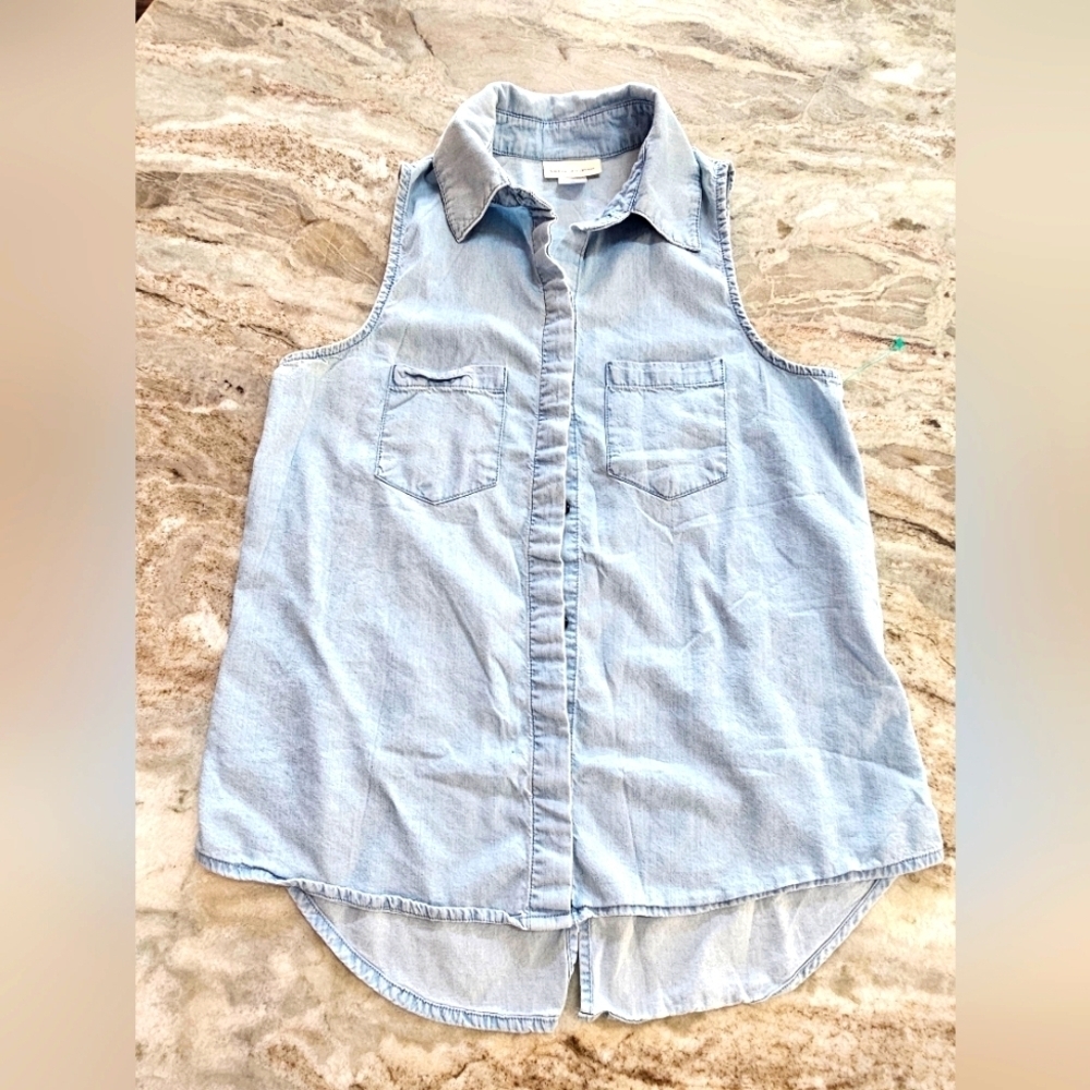 Belle du Jour Sleeveless Chambray Button-Down Shirt Small